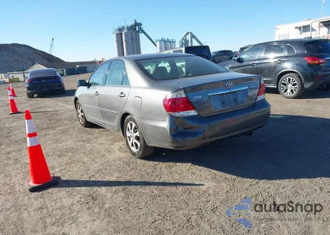 2005 Toyota Camry Xle V6 z USA, uszkodzony, nr VIN 4T1BF30K35U614322